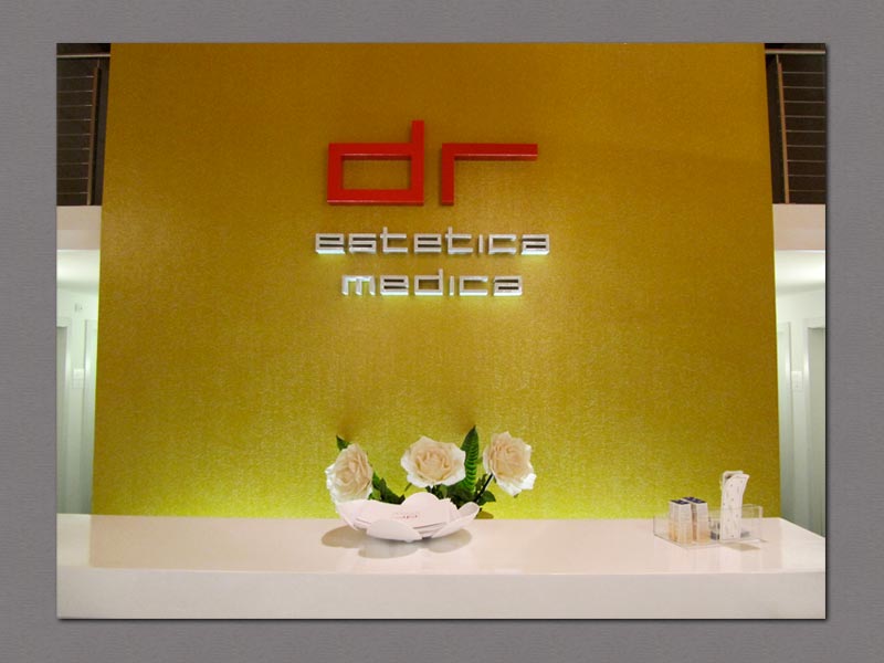 Arredo degli uffici e della reception del Poliambulatorio Medico DR