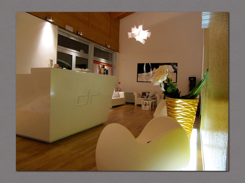 Arredo degli uffici e della reception del Poliambulatorio Medico DR