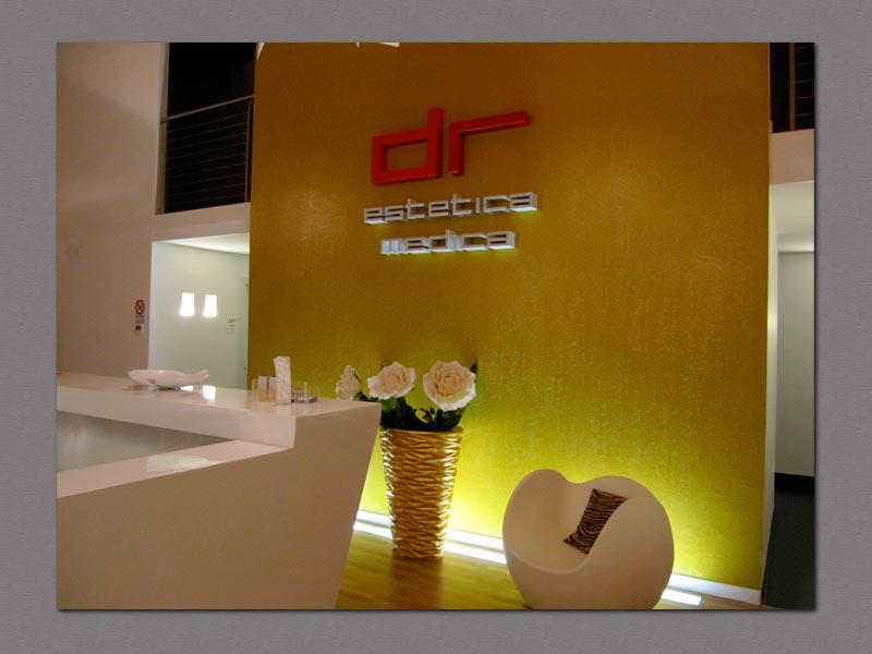 Arredo degli uffici e della reception del Poliambulatorio Medico DR