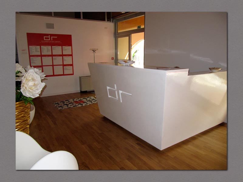 Arredo degli uffici e della reception del Poliambulatorio Medico DR